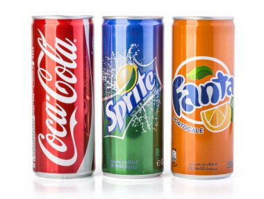 Coca Cola, Fanta ve Sprite kutular üzerinde beyaz izole