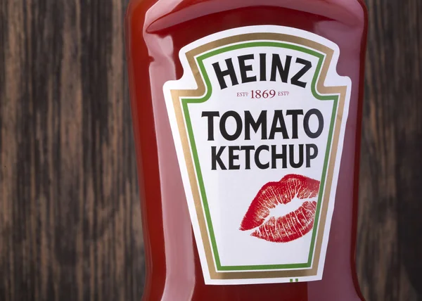 Бутылка томатного кетчупа Хайнца — стоковое фото