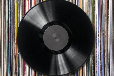 eski vinil kayıtlar yığını.