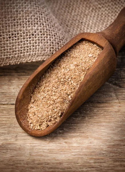 Salvado de avena de cerca en madera — Foto de Stock