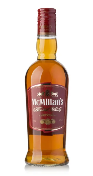 McMillans garrafa de uísque no fundo branco — Fotografia de Stock