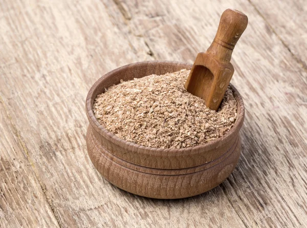 Farelo de trigo em uma tigela de madeira pequena — Fotografia de Stock