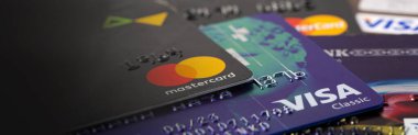 Moldova Chisinau- Temmuz 02 2020: VISA ve MasterCard marka logolu kredi kartı grubu