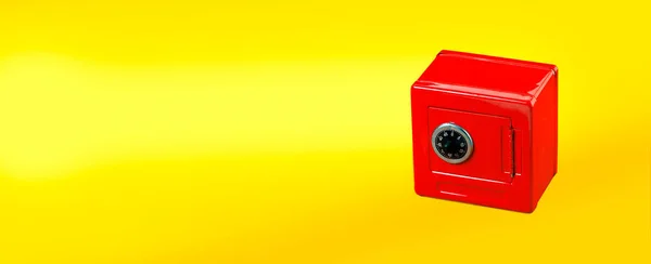 Czerwona Skrzynka Pieniędzmi Skarbonka Wykonana Jako Bezpieczna Żółtym Tle Przestrzenią — Zdjęcie stockowe