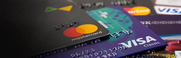 Молдова Июля 2020 Группа Кредитных Карт Столе Логотипами Visa Mastercard — стоковое фото