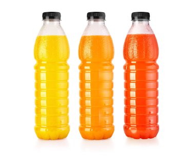 Beyaz arka planda izole edilmiş plastik meyve suyu şişeleri