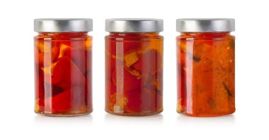 Barbekü sosu beyaz kavanozlara konmuş.