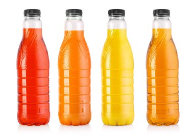 Beyaz arka planda izole edilmiş plastik meyve suyu şişeleri