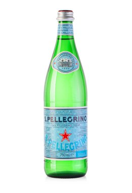 Chisinau, Moldova 16 Kasım 2020: S. Pellegrino maden suyu. İtalya, Bergamo 'daki San Pellegrino teriminde şişelenmiş..