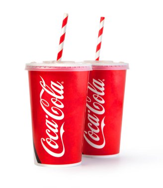 Chisinau, Moldova 07 Aralık 2020: Kağıt bardak Coca-Cola. Kırpma yolu ile Coca-tecrit