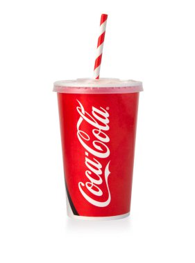 Chisinau, Moldova 07 Aralık 2020: Kağıt bardak Coca-Cola. Kırpma yolu ile Coca-tecrit
