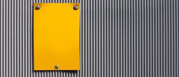 Placa Amarela Uma Cerca Industrial Como Fundo — Fotografia de Stock