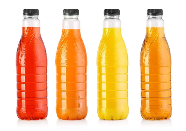 Beyaz arka planda izole edilmiş plastik meyve suyu şişeleri