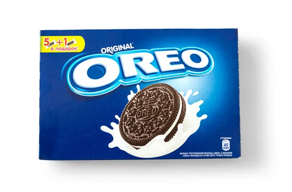 Chisinau, Moldova Eylül 07 2019: İzole edilmiş bir zemin üzerinde orijinal Oreo çikolatalı sandviç kurabiyeleri paketi