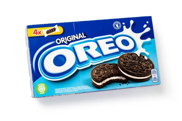 Chisinau, Moldova 10 Ağustos 2019: İzole edilmiş bir zemin üzerinde orijinal Oreo çikolatalı sandviç kurabiyeleri paketi