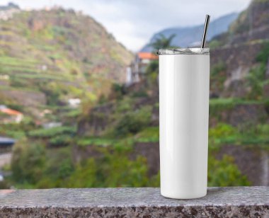 Boş Paslanmaz Çelik Tumbler ve Lid markalaşması için model. Tropikal arkaplandaki taş masada..