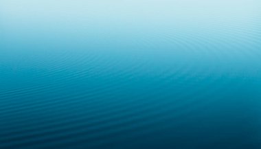 Su damlası ve sıçrama mavisi. Su halkaları arka planda