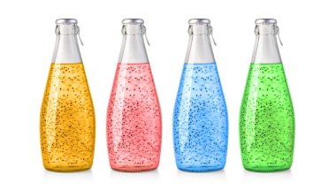 Cam şişelerde tatlı fesleğen tohumu içeceği beyaz arka planda kırpma yolu ile