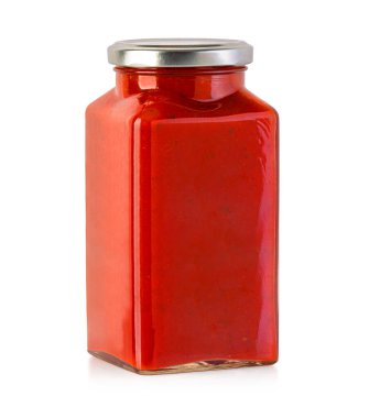 Barbekü sosları beyaz şişede izole edilmiş. 