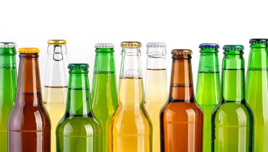 Beyaz arka planda izole edilmiş bira şişeleri