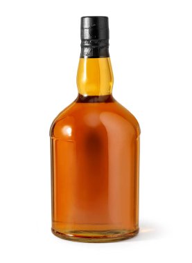 Kırpma yolu olan beyaz arkaplanda izole edilmiş viski şişesi