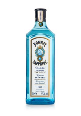 Chisinau, Moldova 02 Mart 2021: Beyaz arka planda Bombay Sapphire Cin şişesi
