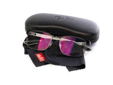 Chisinau, Moldova Nisan 04, 2021: Ray Ban beyaz arka planda gözlük çerçevesi