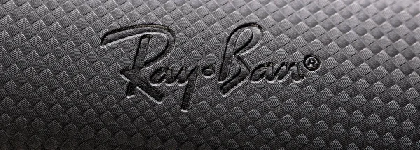 Chisinau Moldávia Abril 2021 Ray Ban Óculos Caso Logotipo Perto — Fotografia de Stock