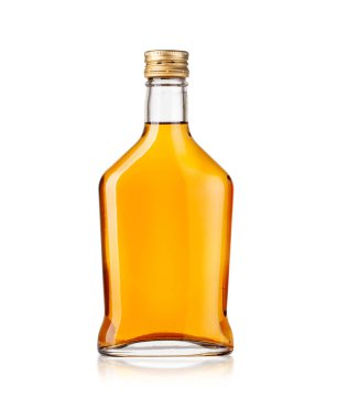 Kırpma yolu olan beyaz arkaplanda izole edilmiş viski şişesi
