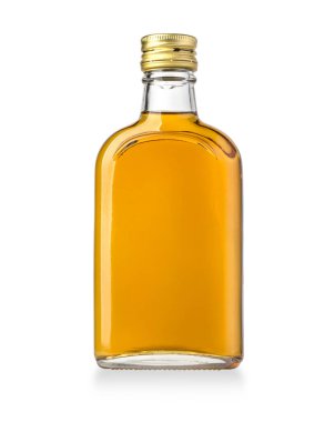 Kırpma yolu olan beyaz arkaplanda izole edilmiş viski şişesi