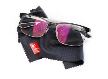 Chisinau, Moldova Nisan 04, 2021: Ray Ban beyaz arka planda gözlük çerçevesi