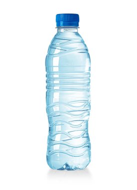 mavi plastik su şişesi kesme yolu ile beyaz zemin üzerinde izole