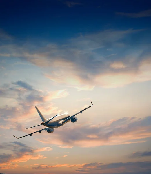 Vliegtuig Vliegen Prachtige Lucht Door Wolken Bij Zonsondergang — Stockfoto