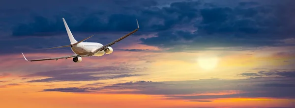 Günbatımında Bulutların Üzerinde Uçan Ticari Uçaklar — Stok fotoğraf
