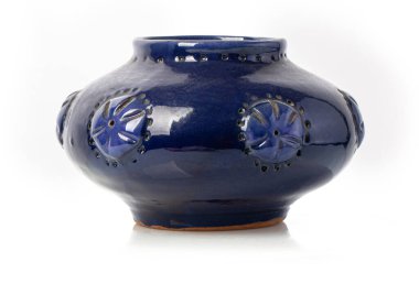  Mavi seramik sürahi. Beyaz arkaplanda izole.