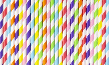 Çizgili içecek pipetlerinin arka planı farklı renklerde