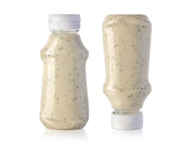 Plastik şişelerdeki barbekü sosları kesme yolu ile beyaza izole edilmiş.