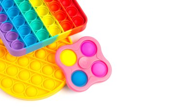 Pop It Simple Dimple - Silikon duyusal anti-stres Fidget oyuncak renkli gökkuşağı oyunu beyaz arkaplanda izole edilmiş, boşluk kopyala. 