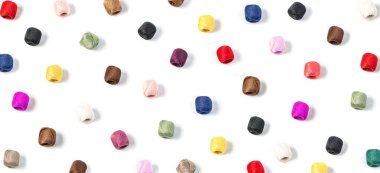 Örgü iplikleri ya da dikiş iplikleri İyon beyaz bir arkaplan izole