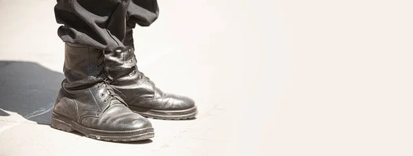 被践踏的军事靴与文本空间的特写 — 图库照片