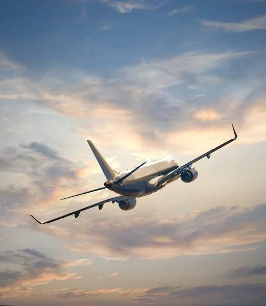 Vliegtuig vliegen boven zonsondergang — Stockfoto