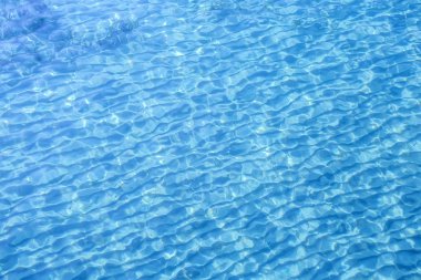 Güneşte yansıtan su