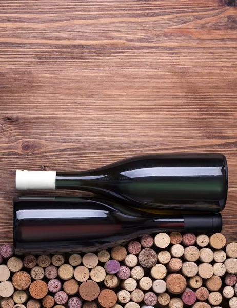 Garrafas de vidro de vinho com rolhas — Fotografia de Stock