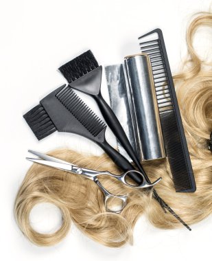 parlak sarı saçlı