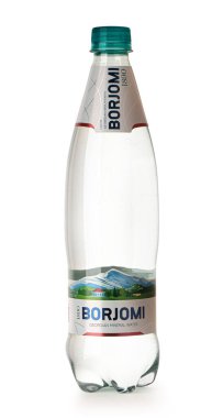 Anapa, Rusya, 19 Nisan 2023: Borjomi plastik bir şişede maden suyu, beyaz arka planda izole edilmiş, simgesel etiketi ve turkuaz başlığı gösteriyor