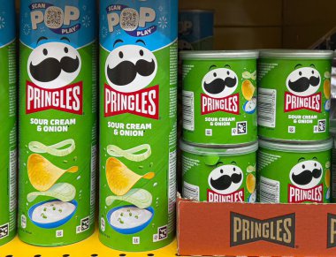 Anapa, Rusya 10 Ekim 2025: Pringles ekşi krema ve soğan cipsi kutuları perakende markette sergileniyor