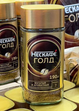 Chamonix, Fransa, 16 Haziran 2024 Bronz Horace-bndict de Saussure heykeli Chamonix 'deki bir dağ zeminine karşı