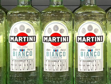 Anapa, Rusya 10 Ekim 2025: Süpermarket rafında vermut içeren çoklu martini bianco şişeleri