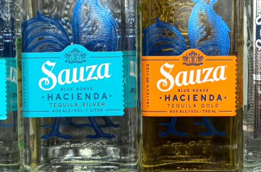 Anapa, Rusya 10 Ekim 2025: Sauza hacienda tekila şişeleri, gümüş ve altın, yan yana durmaktadır