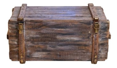 Kırsal doku ve klasik cazibe gösteren eski ahşap sandık, beyaz üzerinde izole edilmiş.